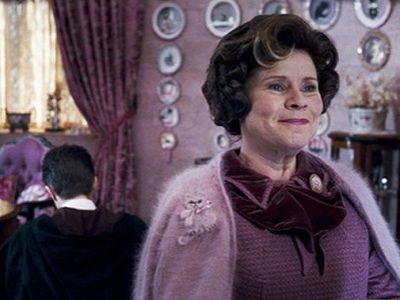 Запретительница Долорес Амбридж (из к/ф "Гарри Поттер и Орден Феникса"). Источник - timeslive.co.za Запретительница Долорес Амбридж (из к/ф "Гарри Поттер и Орден Феникса"). Источник - timeslive.co.za